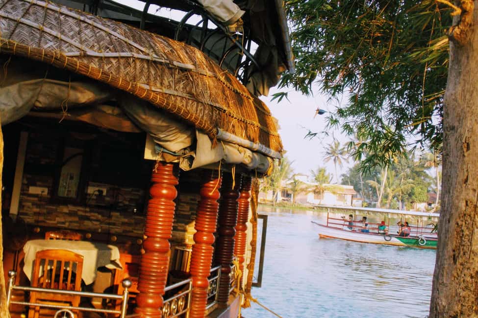 Alleppey / Alappuzha Houseboat Day Cruise with Lunch: Cochin - Arriving in Alappuzha: photo stop, visit, and a guided look