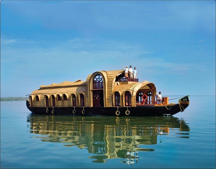 Backwaters of Alapuzha from Cochin port - The 4-hour backwaters cruise: canals, village life, and slow time