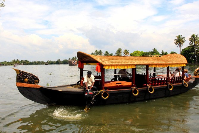 Kochi Private Tour: Kerala Backwater Shikara (Shaded Canoe Boat) Day Cruise - A 3-hour shaded Shikara cruise in Alleppey backwaters