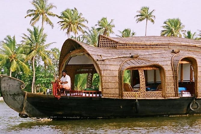 Private Kerala Backwater Houseboat Day Cruise with Lunch from Cochin - Boarding the houseboat: standard vs deluxe and the comfort check